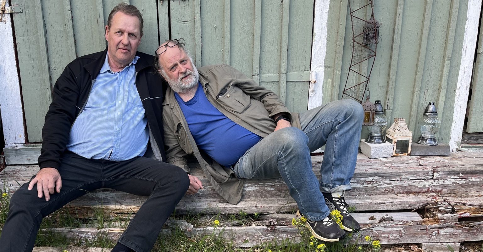 Perintö näytelmän rooleissa Jussi Rekonen ja Erkki Teitinen